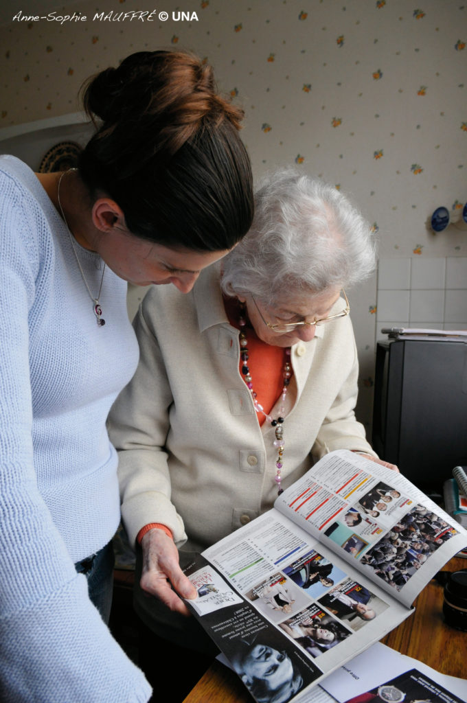 Aide soignante avec personne âgée