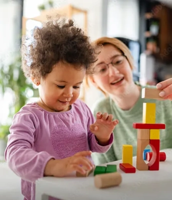 Jeune enfant jouant avec une professionnelle de la micro-crèche de Valréas d'Aide aux familles