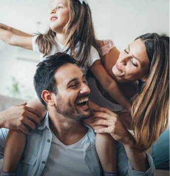 Famille souriante accompagnée par le service Familles et soutien à la parentalité d'Aide aux familles