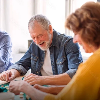 Senior accompagné par l'Équipe Spécialisée Alzheimer à Domicile d'Aide aux familles lors d'une activité de stimulation cognitive